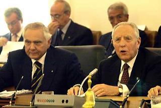 Il Presidente Ciampi con a fianco il Vice Presidente den CSM Verde, durante il suo intervento conclusivo a Palazzo dei Marescialli