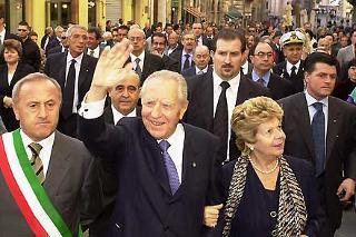 Il Presidente Ciampi insieme alla moglie Franca, con a fianco il Sindaco della città Renato Locchi, percorre il centro della città verso il Palazzo della Regione