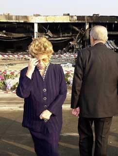 Il Presidente Ciampi con la moglie Franca sosta in raccoglimento davanti al deposito bagagli dell'aeroporto di Linate, dove hanno perso la vita 118 passeggeri nel recente incidente aereo