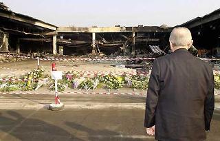 Il Presidente Ciampi sosta in raccoglimento davanti al deposito bagagli dell'Aeroporto, dove hanno perso la vita i passeggeri nell'incidente aereo