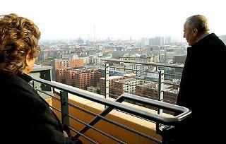 Il Presidente Ciampi con la moglie Franca sulla terrazza del grattacielo Daimler-Chrysler che domina Potsdamer Platz, punto focale delle realizzazioni architettoniche della &quot;Nuova Berlino&quot;