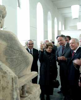 Il Presidente Ciampi con la moglie Franca visitano l'esposizione della Regione Calabria sui &quot;Culti e Miti della Locride&quot;
