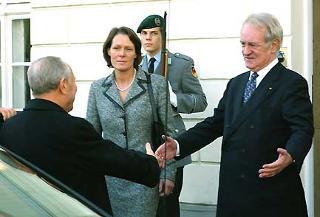 Il Presidente della Repubblica Federale di Germania, Joannes Rau e la Consorte Christina accolgono il Capo dello Stato Ciampi al suo arrivo al Castello di Bellevue