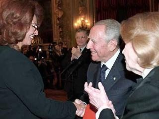 Il Presidente Ciampi con a fianco il Segretario generale del Quirinale Gifuni e la Signora Maria Mercader De Sica consegna il Premio &quot;Vittorio De Sica&quot; all'attrice Sophia Loren.