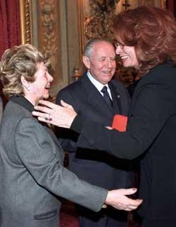 La Signora Franca Ciampi con l'attrice Sophia Loren, al centro il Presidente della Repubblica Carlo Azeglio Ciampi, in un momento della cerimonia di consegna dei Premi &quot;Vittorio De Sica&quot;.