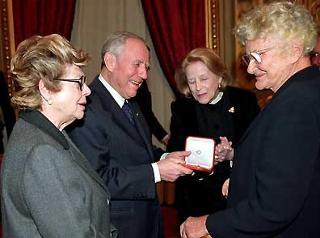 Il Presidente Ciampi con a fianco la moglie Franca e la Signora Maria Mercader De Sica consegna il Premio &quot;Vittorio De Sica&quot; all'attrice Alida Valli.