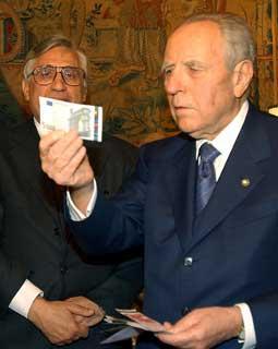 Il Presidente Ciampi osserva le nuove banconote Euro presentate al Quirinale dal Governatore della Banca d'Italia Antonio Fazio