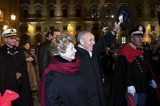 Il Presidente Ciampi con la moglie Franca risponde al saluto della gente nella piazza del Quirinale