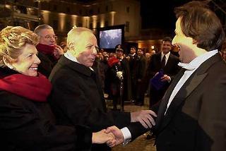 Il Presidente Ciampi con la moglie Franca si congratula con il Direttore d'Orchestra al termine del concerto in Piazza del Quirinale
