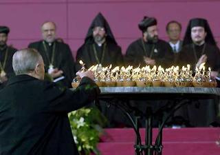 Il Presidente Ciampi colloca sul tripode la lampada &quot;Luce di Speranza&quot; dove i Rappresentanti di ogni religione della terra hanno posto la loro