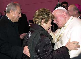 S.S. Giovanni Paolo II saluta il Presidente Ciampi e la moglie Franca al termine della giornata di preghiera per la pace nel mondo