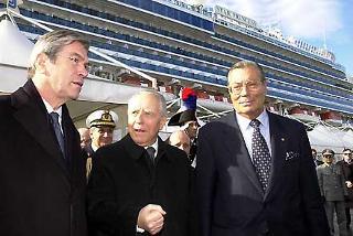 Il Presidente Ciampi con il Ministro delle Infrastrutture e Trasporti Pietro Lunardi e il Presidente della Fincantieri Corrado Antonini al termine della visita alla nave passeggeri Star Princess