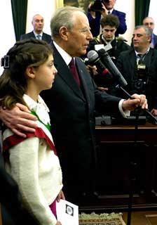 Il Presidente Ciampi, (a fianco Noemi Russo, giovanissima eletta Sindaco da giovanissimi) durante il suo indirizzo di saluto alla Giunta ed ai Consiglieri, nella sede del comune della città toscana