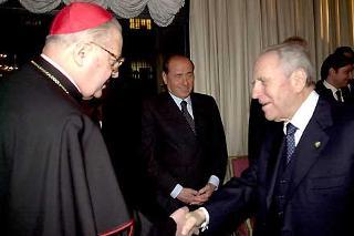 Il Presidente Ciampi, al suo arrivo all'Ambasciata d'Italia presso la Santa Sede, viene accolto da S.Em. Rev.ma il Cardinale Angelo Sodano