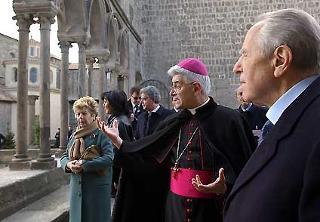 Il Presidente Ciampi durante la visita alla città, osserva il Palazzo dei Papi, accompagnato dal Vescovo Mons. Lorenzo Chiarinelli