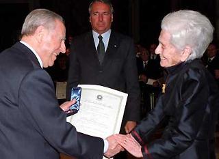 Il Presidente Ciampi consegna al Premio Nobel Rita Levi Montalcini l'ambito riconoscimento in occasione della cerimonia di consegna dei Diplomi di I Classe con Medaglia d'Oro ai Benemeriti della Scienza e della Cultura