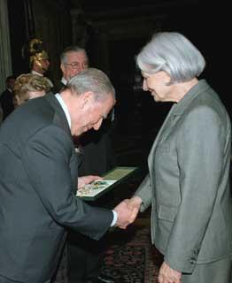 Il Presidente Ciampi con Francesca Sanvitale, insignita del titolo di Grande Ufficiale dell'OMRI, nel corso della cerimonia al Quirinale
