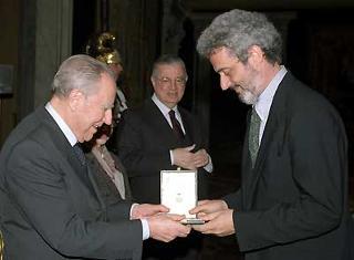 Il Presidente Ciampi consegna l'onorificenza di Commendatore dell'OMRI al Maestro Nicola Piovani