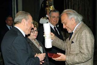 Il Presidente Ciampi consegna il Diploma di 1^ Classe con Medaglia d'Oro a Giorgio Albertazzi quale benemerito dell'Arte