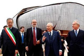 Il Presidente Ciampi in compagnia del Sindaco di Roma Walter Veltroni, dell'Architetto Renzo Piano ed dal Sottosegretario alla Presidenza del Consiglio Gianni Letta, visita il nuovo Auditorium di Roma