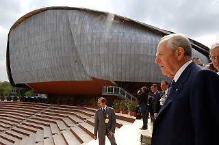 Il Presidente Ciampi osserva il parco della Musica, in occasione dell'inaugurazione del nuovo Auditorium di Roma