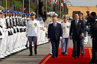 Il Presidente Ciampi, con a fianco il Re del Marocco Mohammed VI, passa in rassegna uno Schieramento d'Onore, in occasione del suo arrivo al Palazzo Reale