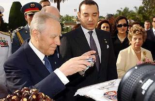 Al Presidente Ciampi vengono offerti latte e datteri in occasione dell'arrivo al Palazzo Reale. A fianco del Capo dello Stato il Re del Marocco Mohammed VI