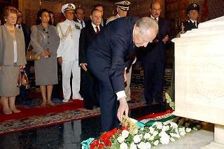 Il Presidente Ciampi rende omaggio alle tombe dei Sovrani Mohammed V e Hassan II, al Mausoleo della città