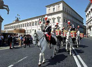 Un momento della cerimonia del Cambio della Guardia d'Onore con lo sfilamento e lo schieramento a cavallo del Reggimento Corazzieri e della Fanfara dei Carabinieri, sulla Piazza del Quirinale