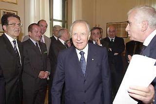 Il Presidente Ciampi al suo arrivo a Villa Lubin, accolto dal Presidente del CNEL, Pietro Larizza, in occasione della commemorazione del Prof. Marco Biagi