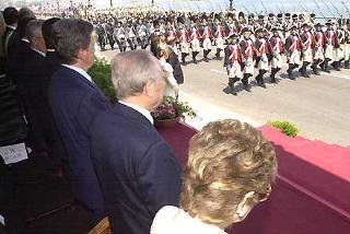 Il Presidente Ciampi assiste allo sfilamento di un reparto in uniforme storica, in occasione del 228° anniversario di fondazione della Guardia di Finanza