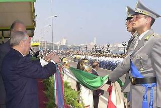 Il Presidente Ciampi consegna alla Bandiera del Corpo della Guardia di Finanza, la Medaglia d'Oro ai Benemeriti della Cultura e dell'Arte