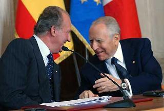 Il Presidente Ciampi e il Re di Spagna Juan Carlo nel corso della cerimonia della firma del protocollo di collaborazione fra Cotec spagnola e Cotec italiana