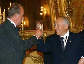 Il brindisi tra il Presidente Ciampi e il Re di Spagna Juan Carlos