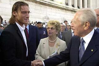 Il Presidente Ciampi con la moglie Franca saluta Francesco Totti, popolare calciatore della Roma e della Nazionale, &quot;testimonial&quot; della &quot;School Day 2002-2003&quot; al Vittoriano