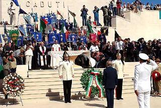 Il Presidente Ciampi sosta in raccoglimento davanti al Sacrario, dopo aver deposto una corona alla memoria dei caduti di El Alamein