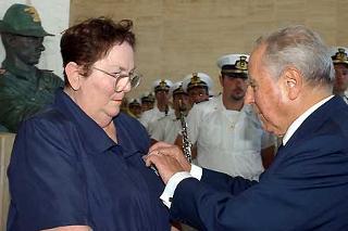 Il Presidente Ciampi consegna la Medaglia d'Oro al Valore dell'Esercito alla Vedova Caccia Dominioni