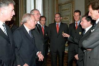 Il Presidente Ciampi durante l'incontro al Quirinale con il Presidente, i piloti, i tecnici e le maestranze della Ferrari
