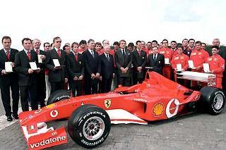 Il Presidente Ciampi durante l'incontro al Quirinale con il Presidente, i piloti i tecnici e le maestranze della Ferrari, posano per una foto ricordo