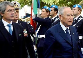 Il Presidente Azeglio Ciampi accompagnato dal Ministro della Giustizia Roberto Castelli, passa in rassegna un reparto schierato, al suo arrivo alla Festa del Corpo di Polizia Penitenziaria.