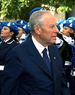 Il Presidente Ciampi al suo arrivo alla Scuola di formazione, in occasione della Festa del Corpo di Polizia Penitenziaria