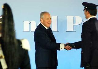 Il Presidente Ciampi si congratula con un agente di Polizia Giudiziaria distintosi in attività di servizio.