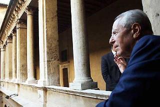 Il Presidente Ciampi osserva il Chiostro del Bramante in occasione della visita alla Mostra &quot;Gaspare Vanvitelli e le origini del vedutismo&quot;