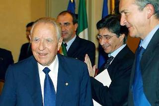 Il Presidente Ciampi al termine del suo intervento con le Autorità istituzionali, politiche, civili e militari
