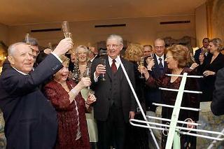 Il Presidente Ciampi con la moglie Franca, il Segretario generale del Quirinale Gaetano Gifuni e la moglie Adriana insieme agli amici invitati al cenone di San Silvestro, salutano l'arrivo del Nuovo Anno