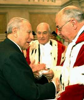 Il Presidente Ciampi si intrattiene con Nicola Marvulli e Francesco Favara, rispettivamente Presidente e Procuratore Generale della Corte Suprema di Cassazione, al termine dell'inaugurazione dell'Anno Giudiziario 2003