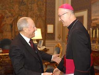 Il Presidente Ciampi accoglie, nel suo studio, S.E. Rev.ma Mons. Tarcisio Bertone, nuovo Arcivescovo di Genova