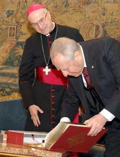 Il Presidente Ciampi osserva una Bibbia, portata in dono dal nuovo Arcivescovo di Genova S.E. Rev.ma Tarcisio Bertone, in occasione della visita al Quirinale