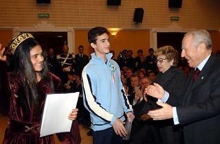 Il Presidente Ciampi con la moglie Franca applaude i due giovani italiano e tunisina al termine del loro intervento