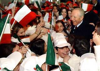 Il Presidente Ciampi salutato all'aeroporto da una folla di bambini poco prima di imbarcarsi alla volta di Roma al termine della visita di quattro giorni in Sicilia